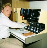 Univ.-Doz.Dr.phil,Ferdinand Ruzicka mit seinem Rasterelektronenmikroskop Jeol T20
